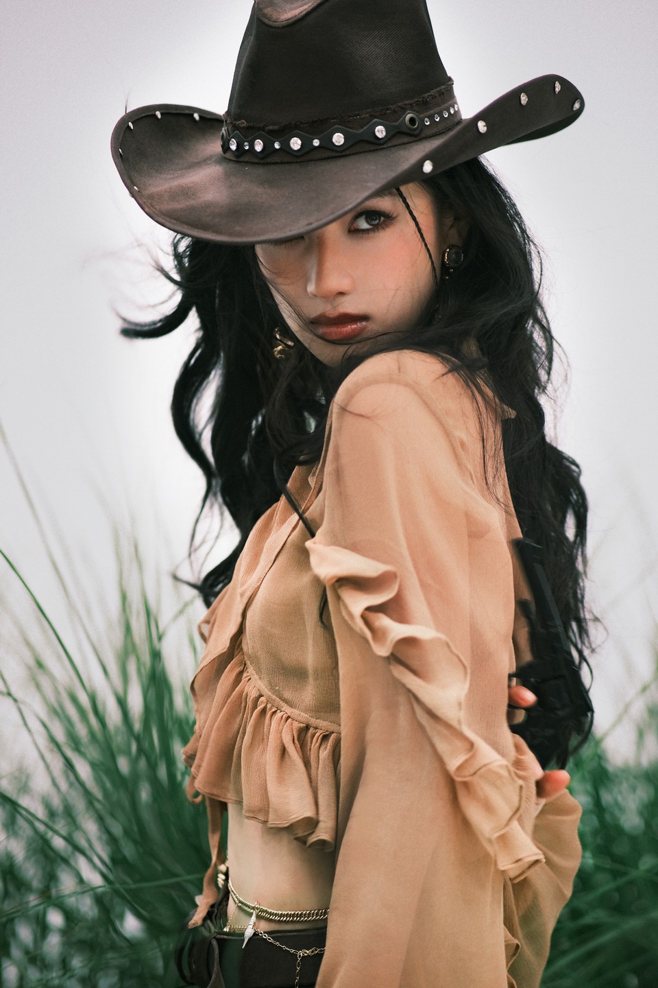 张婧仪自由野性美 在琥珀色温柔中碰撞出浪漫韵律