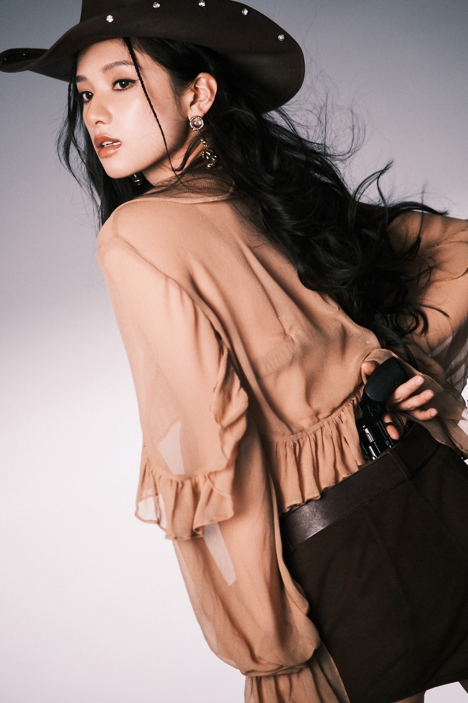 张婧仪自由野性美 在琥珀色温柔中碰撞出浪漫韵律