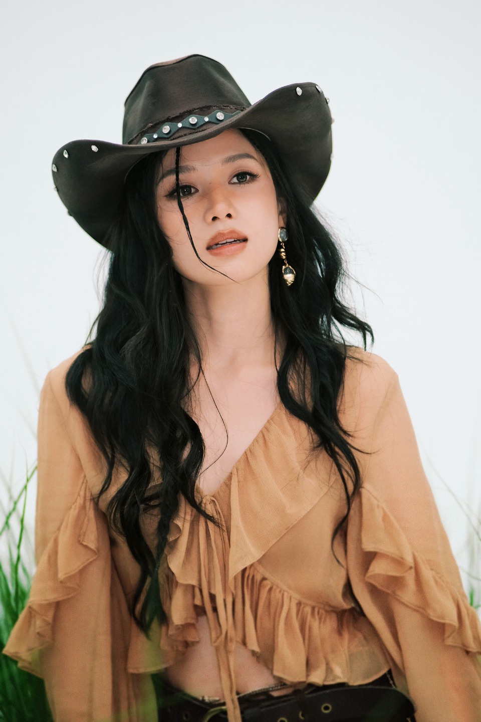 张婧仪自由野性美 在琥珀色温柔中碰撞出浪漫韵律