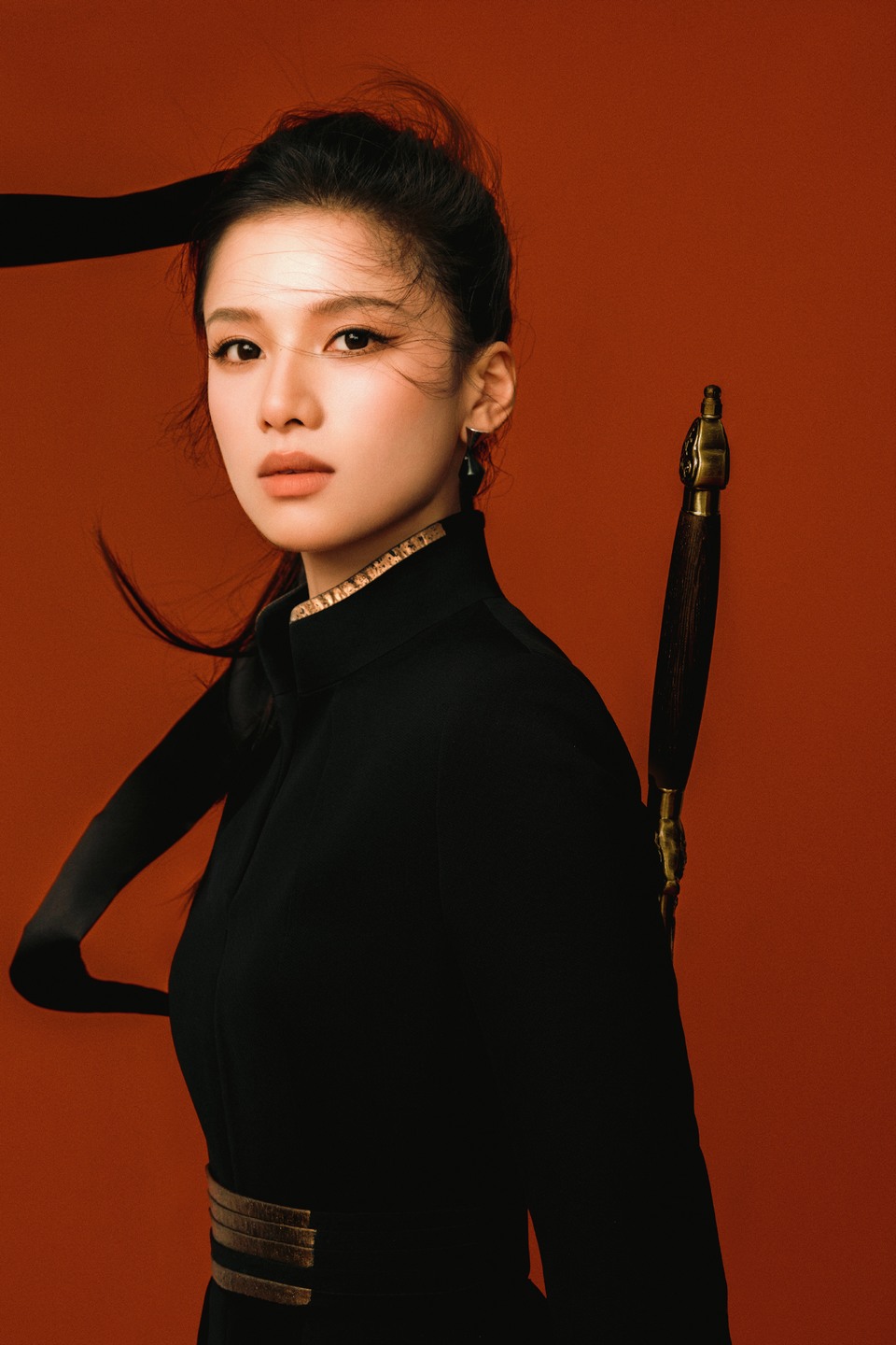 张婧仪墨衣长剑飒斩风云 束发马尾凌风如刃