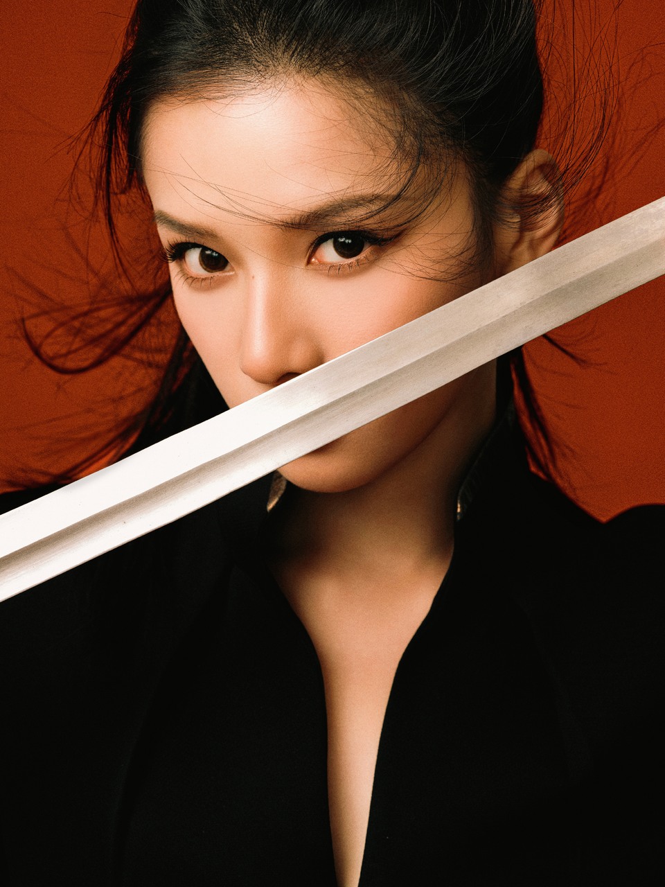 张婧仪墨衣长剑飒斩风云 束发马尾凌风如刃