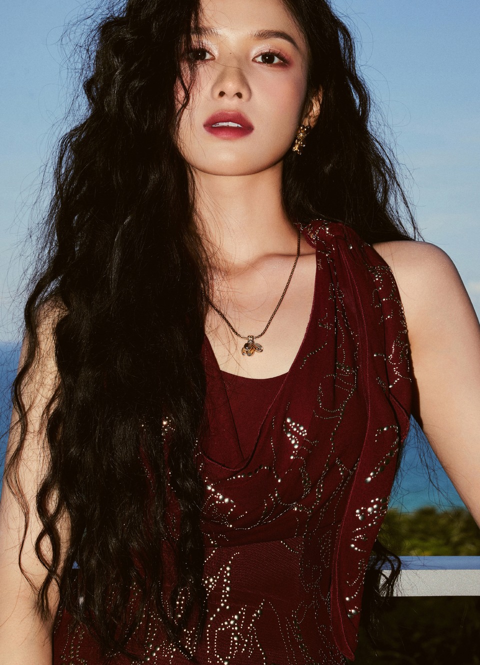 张婧仪海边红裙假日开启 自由漫步闯进海风里  第7张