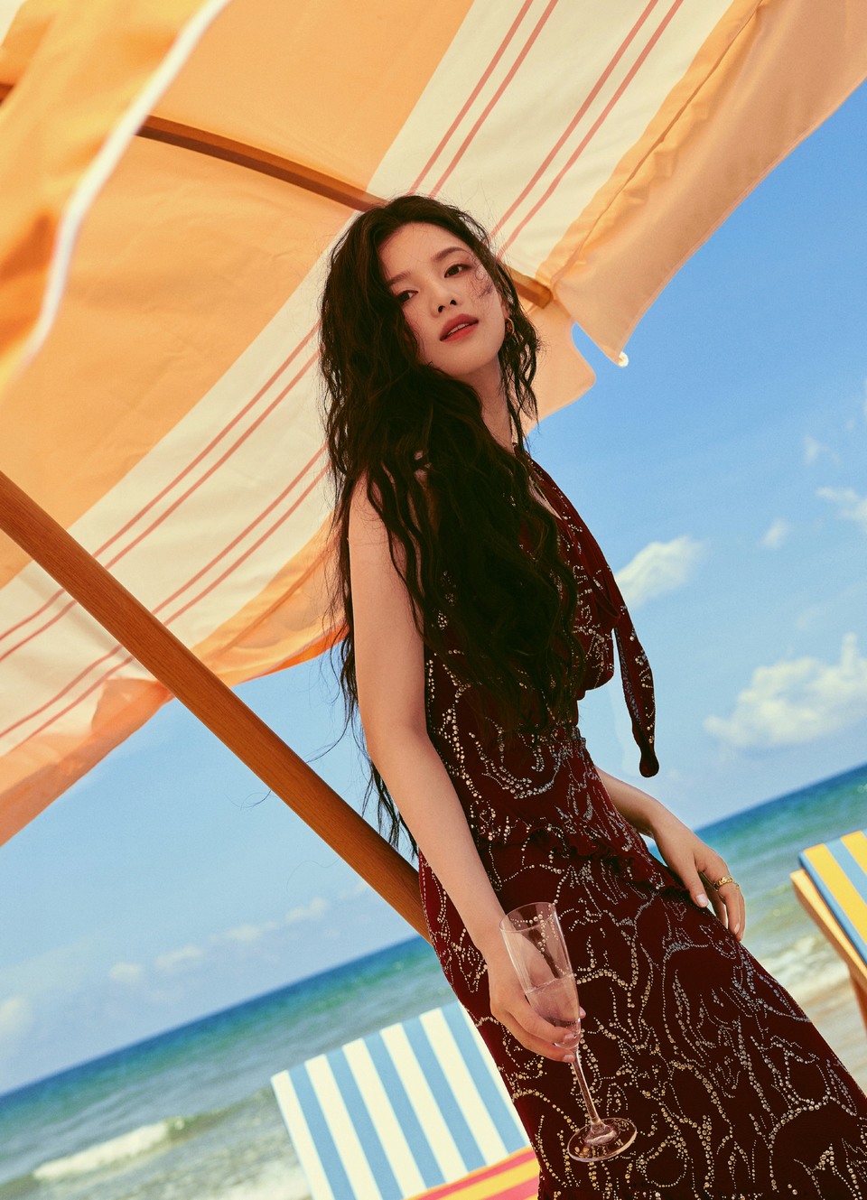 张婧仪海边红裙假日开启 自由漫步闯进海风里
