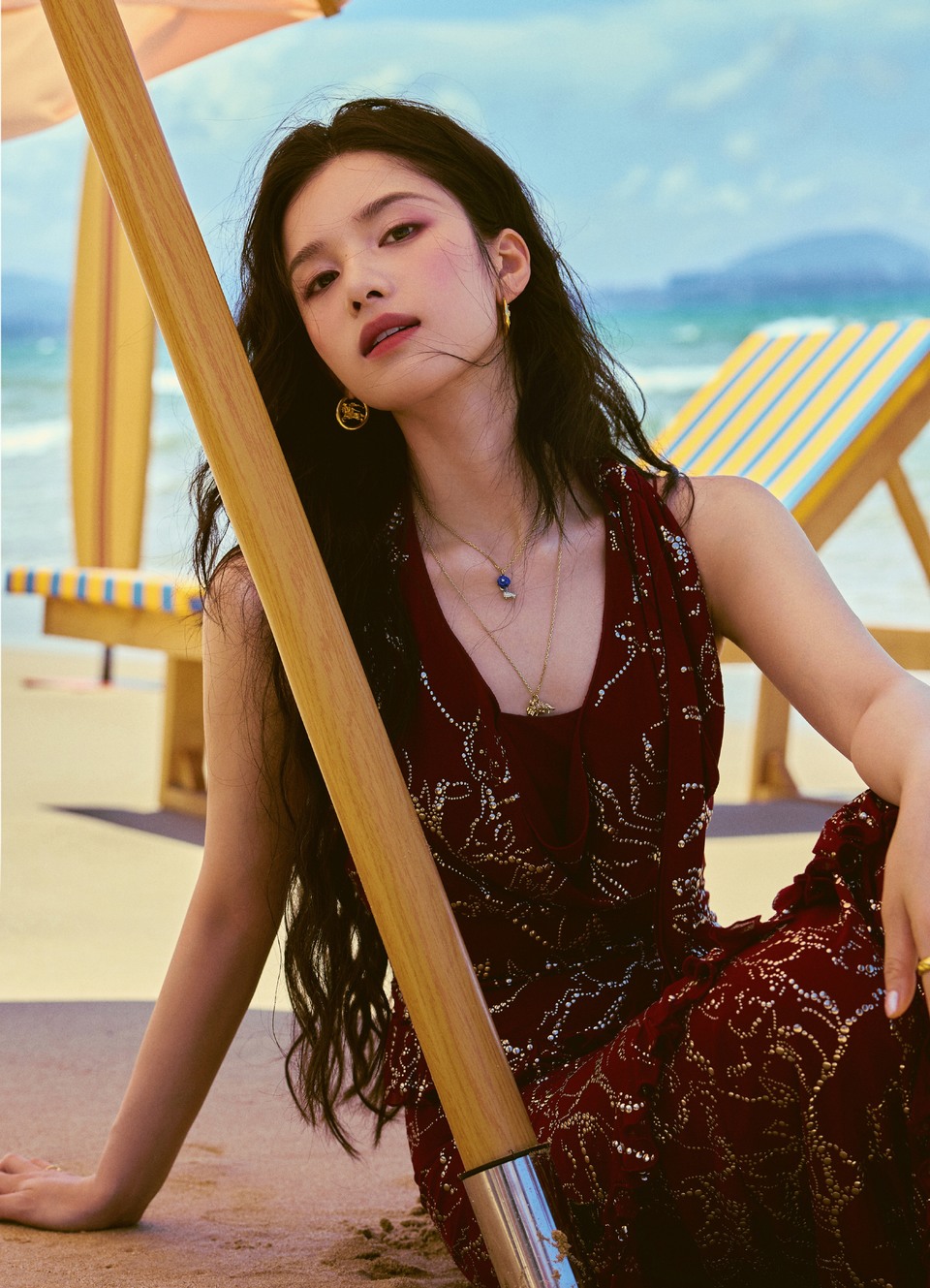张婧仪海边红裙假日开启 自由漫步闯进海风里