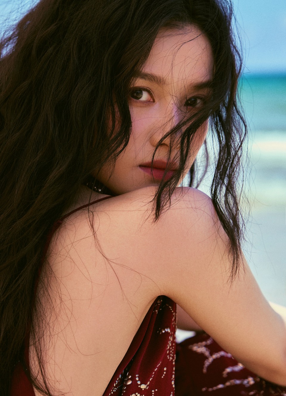 张婧仪海边红裙假日开启 自由漫步闯进海风里