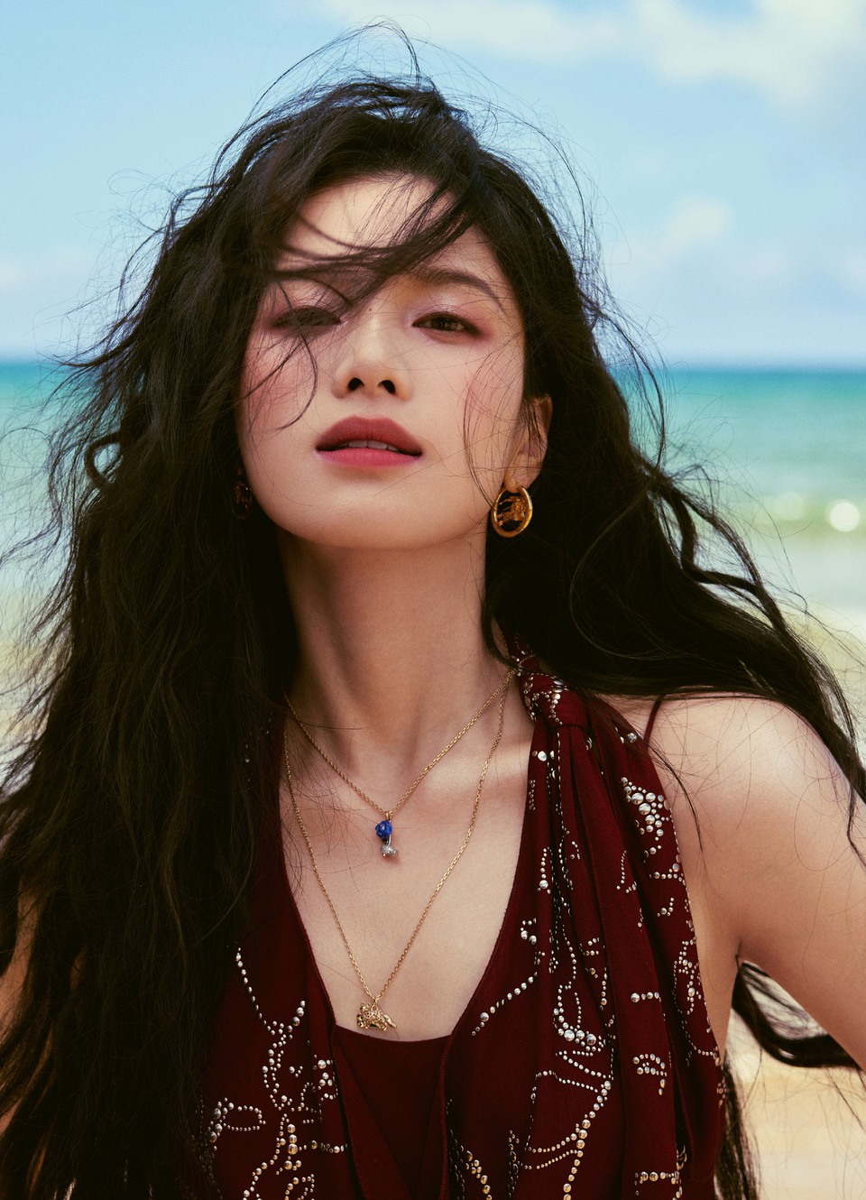 张婧仪海边红裙假日开启 自由漫步闯进海风里  第8张