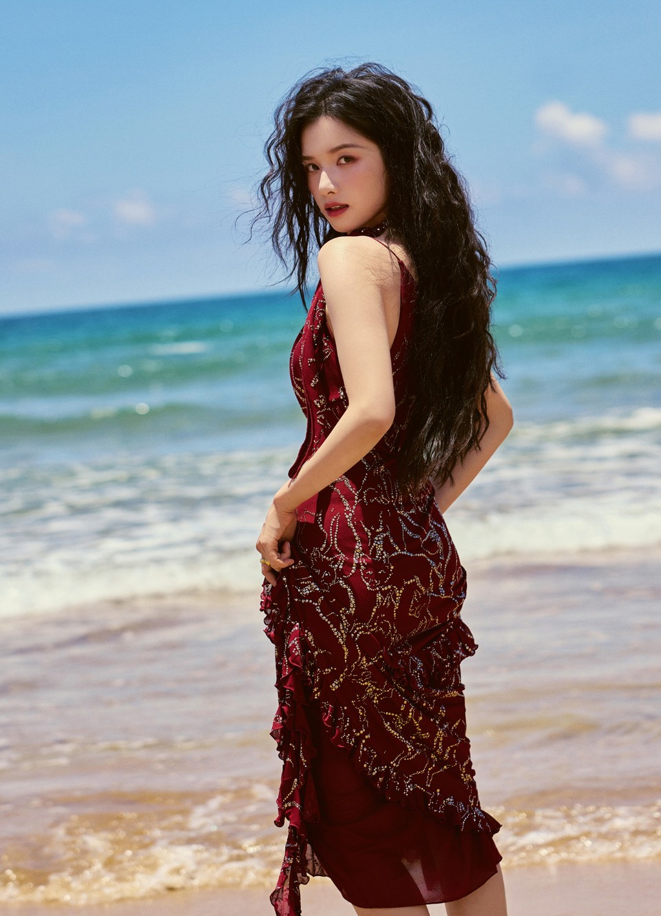 张婧仪海边红裙假日开启 自由漫步闯进海风里