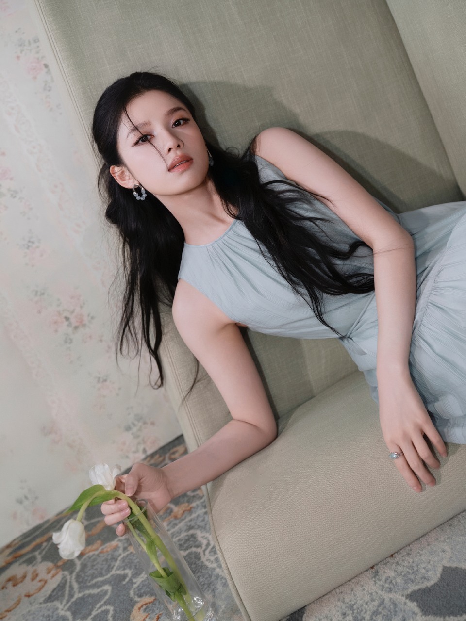 张婧仪幻蓝色彩邂逅摩登浪漫 诠释温柔层次