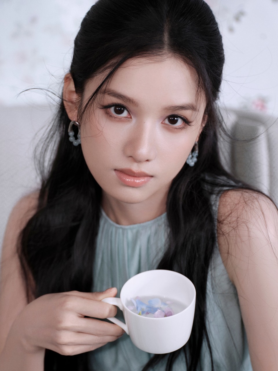 张婧仪幻蓝色彩邂逅摩登浪漫 诠释温柔层次  第9张