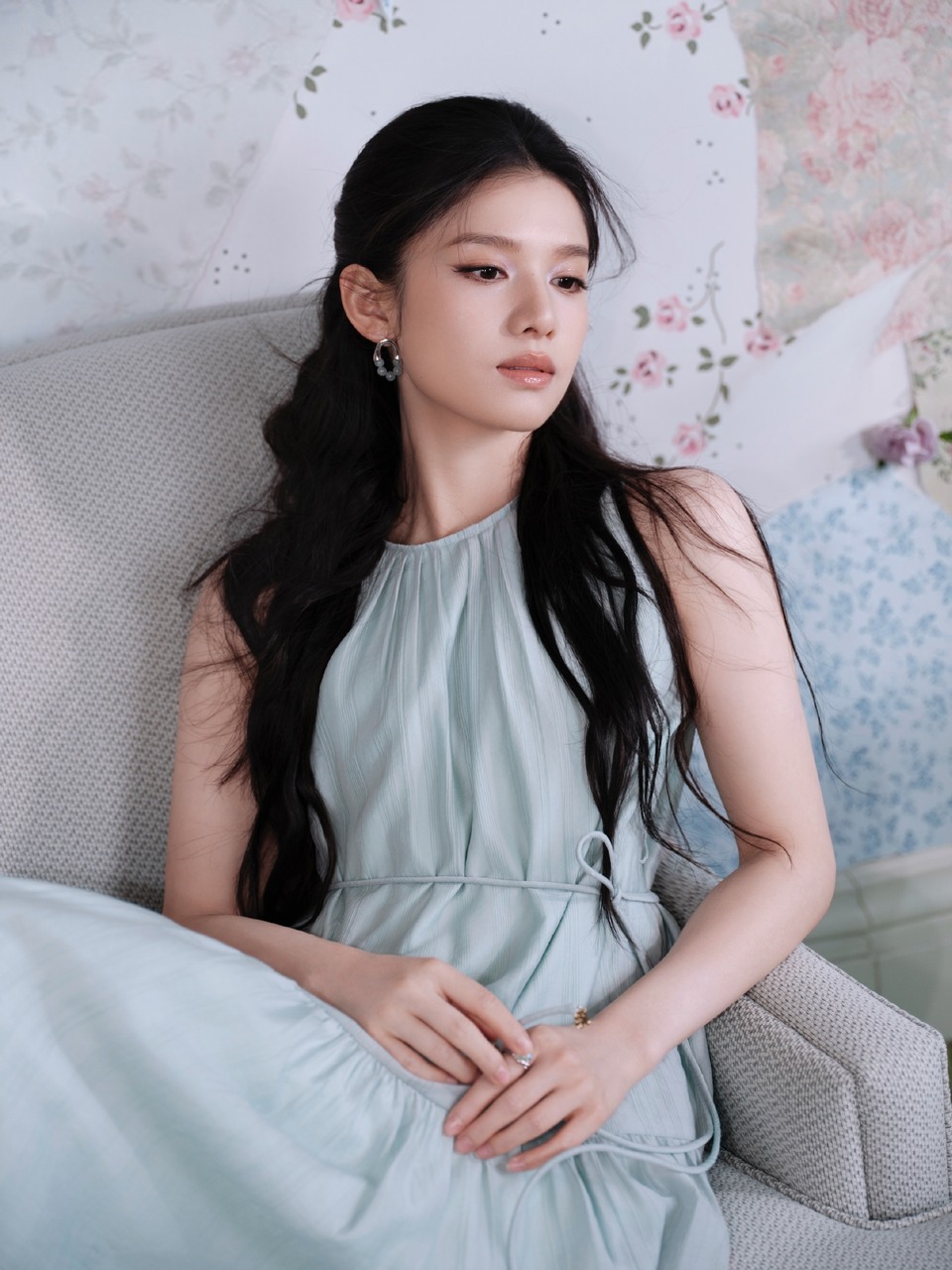 张婧仪幻蓝色彩邂逅摩登浪漫 诠释温柔层次