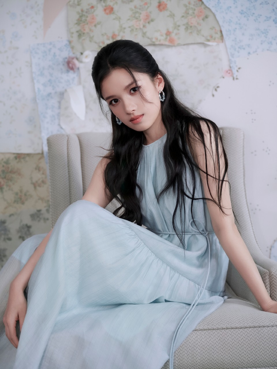 张婧仪幻蓝色彩邂逅摩登浪漫 诠释温柔层次