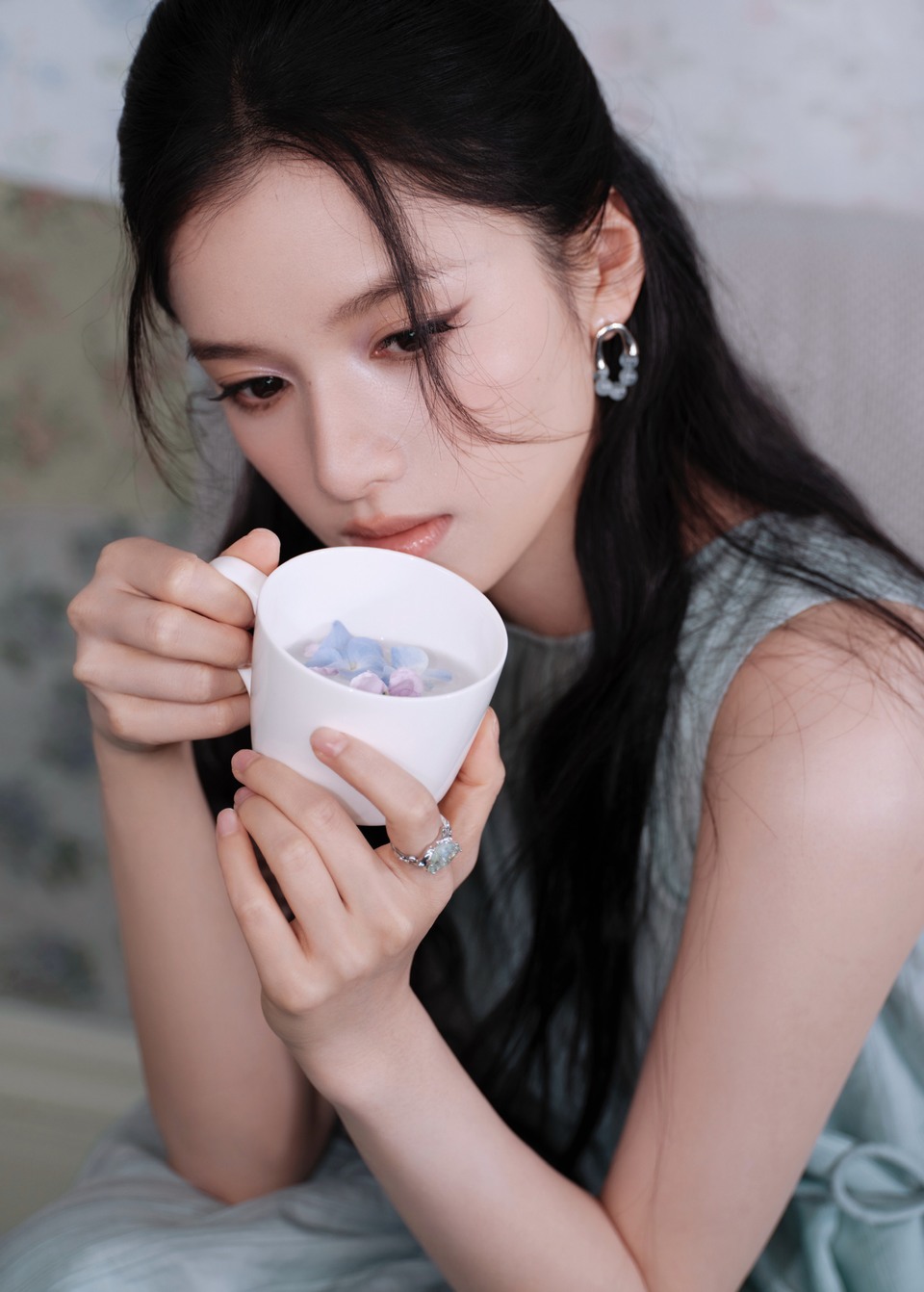 张婧仪幻蓝色彩邂逅摩登浪漫 诠释温柔层次