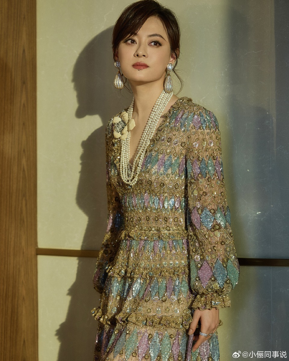 孙俪静静伫立身姿如画 余晖倾洒剪影被温柔勾勒