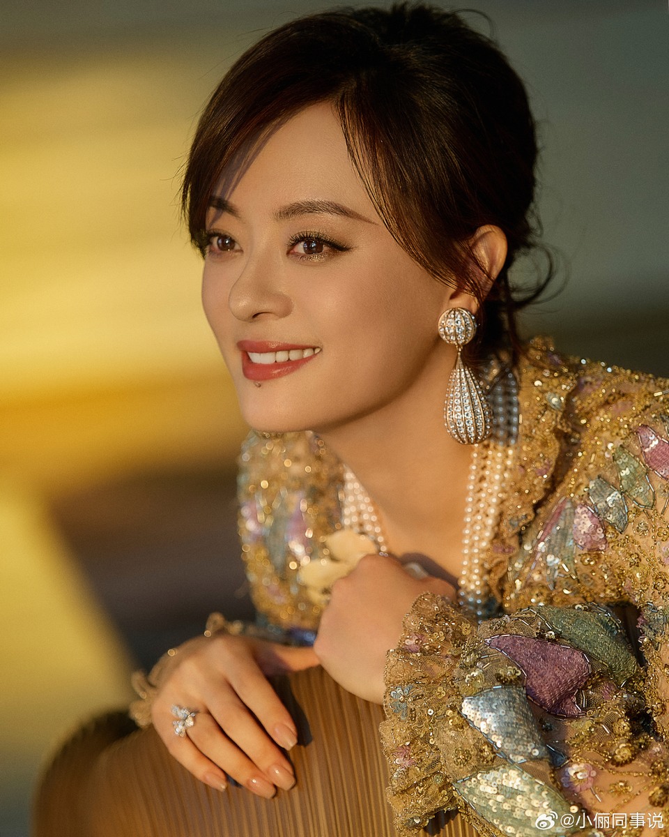 孙俪静静伫立身姿如画 余晖倾洒剪影被温柔勾勒