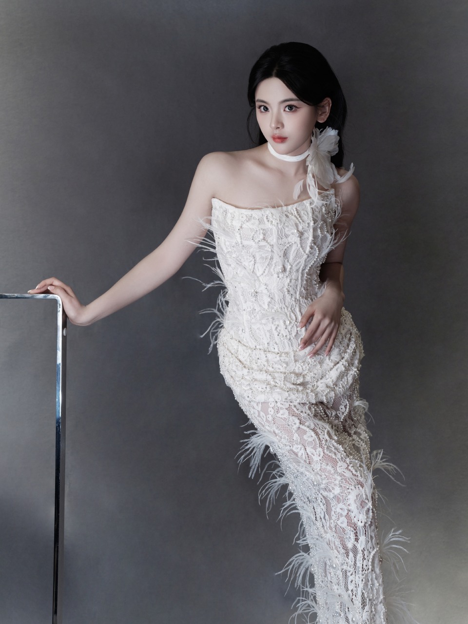 杨超越钉珠蕾丝礼服裙 诠释东方洛可可浪漫风格  第2张