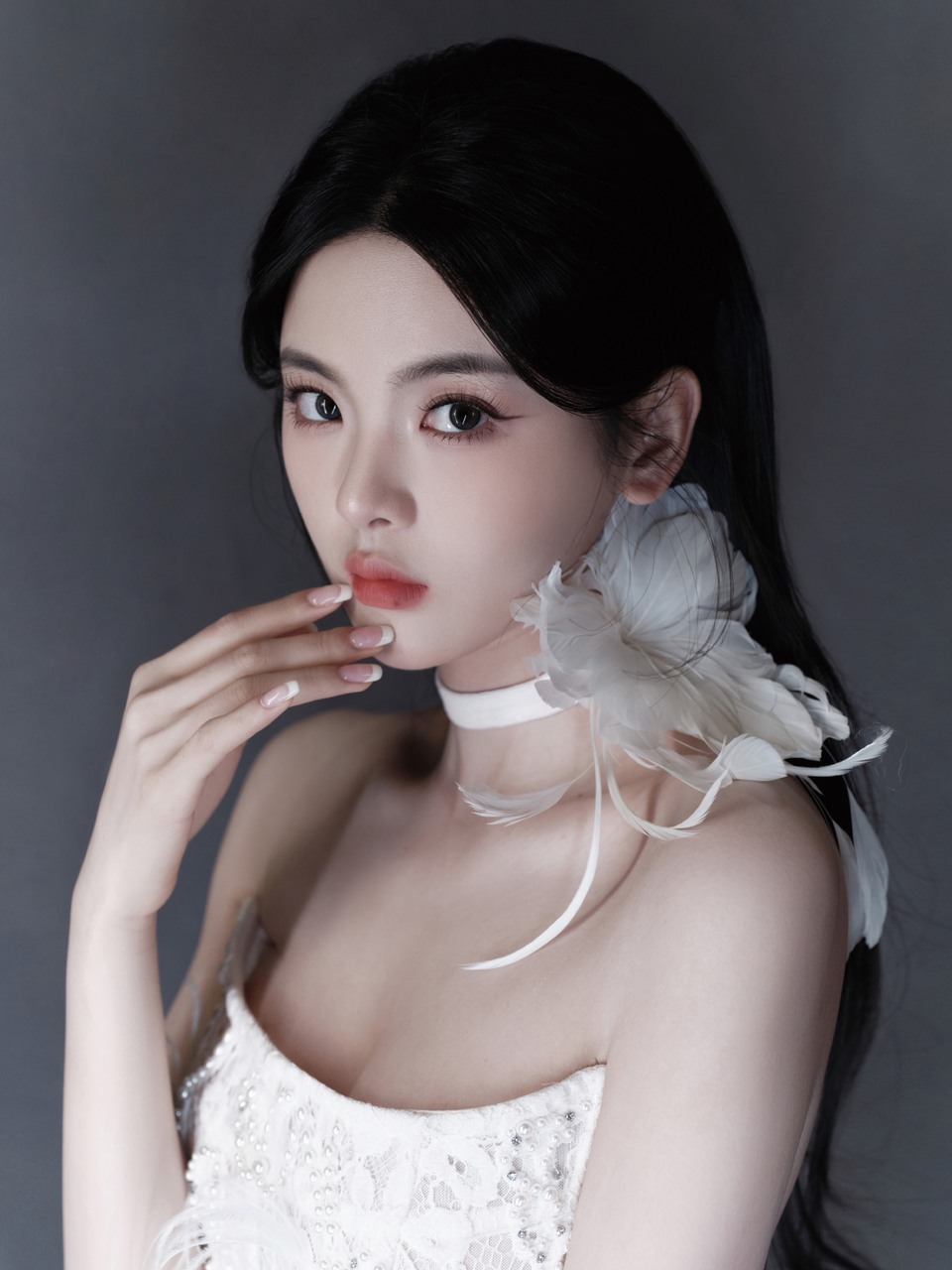 杨超越钉珠蕾丝礼服裙 诠释东方洛可可浪漫风格  第6张