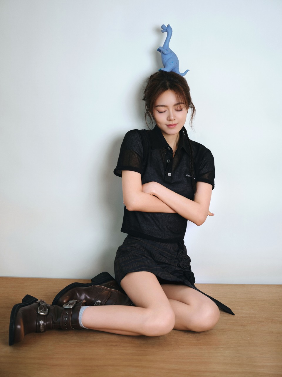 赵今麦交错闪烁间定格灼灼之姿 美如此清晰