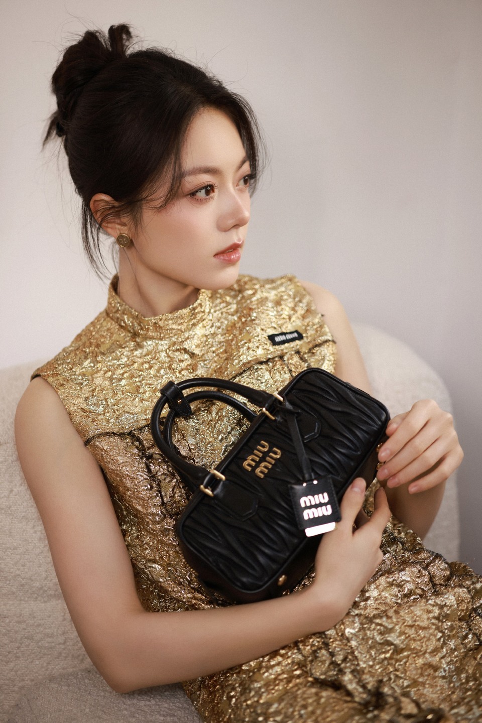 赵今麦轻盈瑰丽焕现新姿 熠熠金光探寻静谧之美