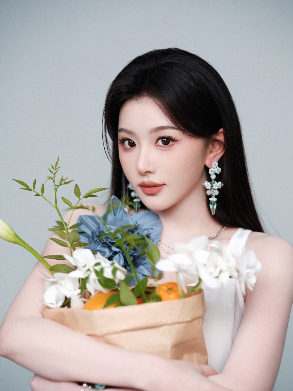 孔雪儿轻盈自若松弛满分 演绎甜酷时尚态度