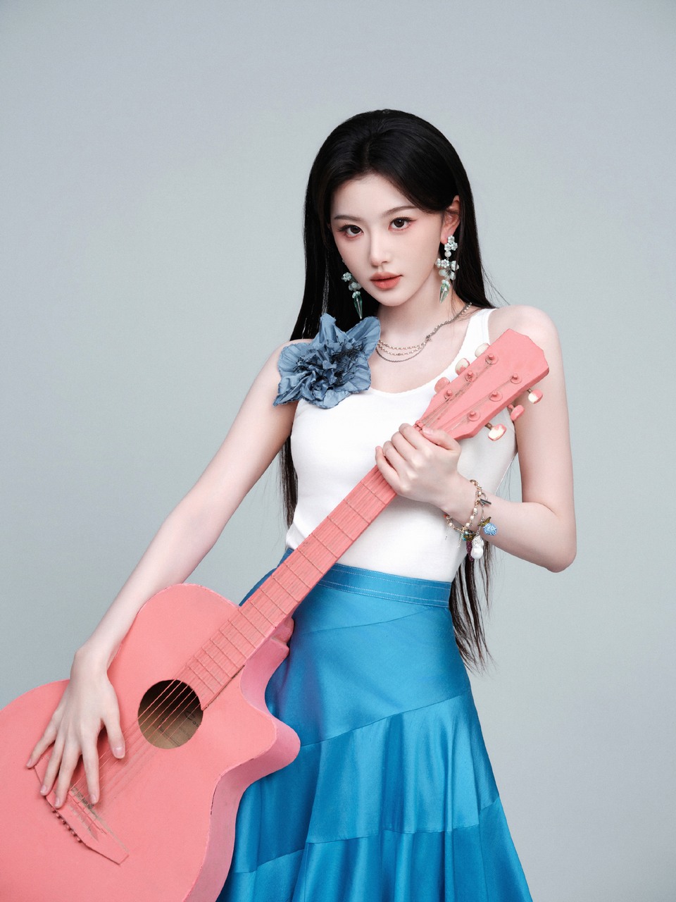 孔雪儿轻盈自若松弛满分 演绎甜酷时尚态度