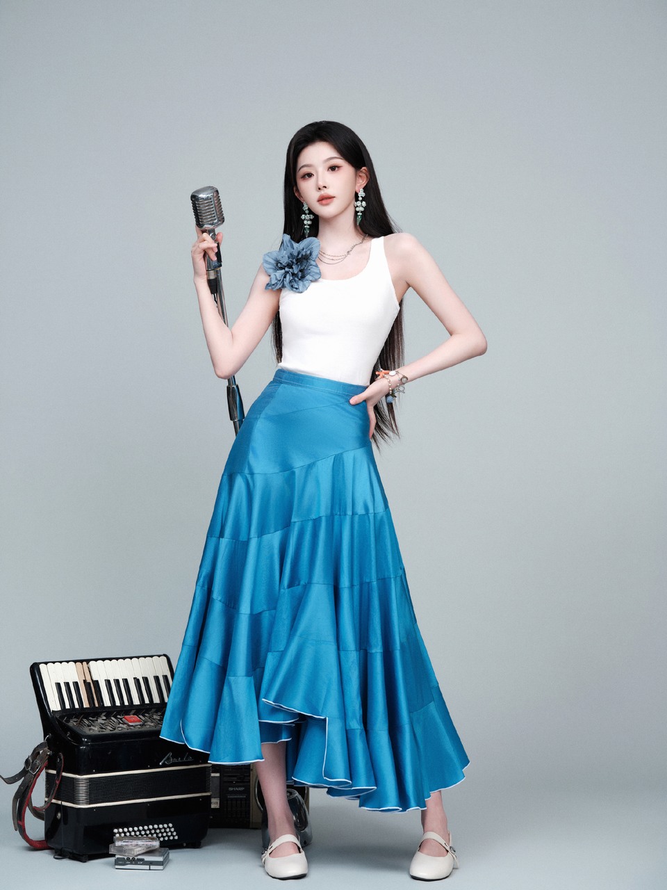 孔雪儿轻盈自若松弛满分 演绎甜酷时尚态度