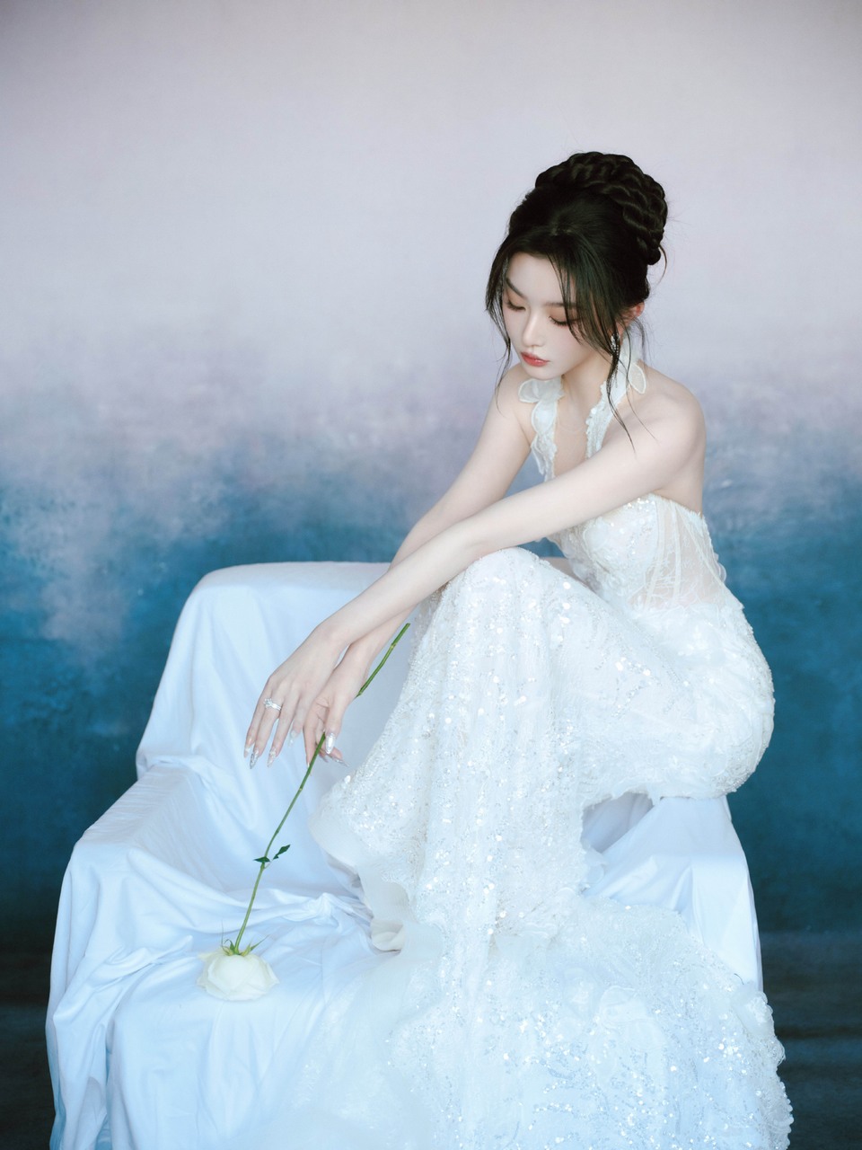 孔雪儿温柔光彩优雅至上 散发出明媚女人味