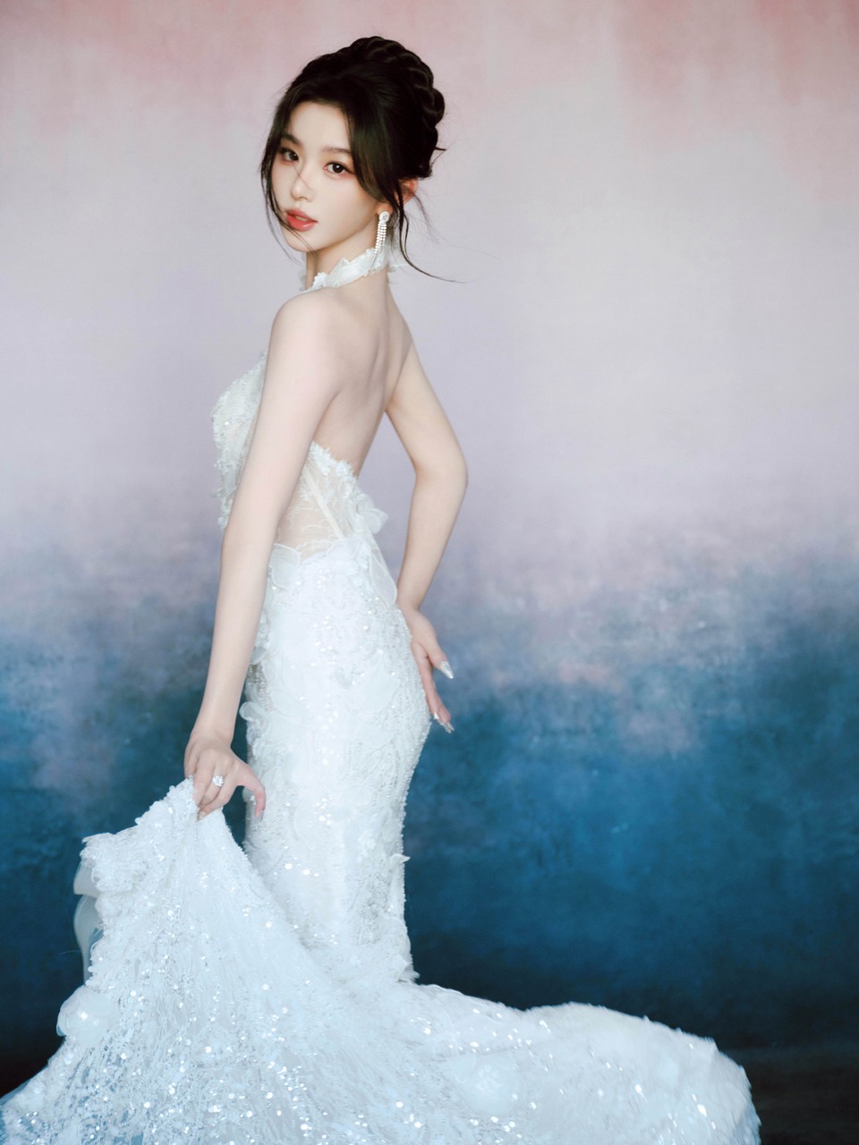 孔雪儿温柔光彩优雅至上 散发出明媚女人味