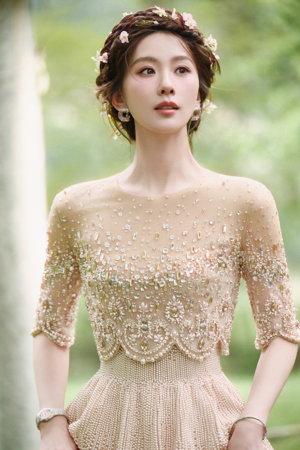刘诗诗以缕缕山野长风作伴 天际的云翳缤纷明媚
