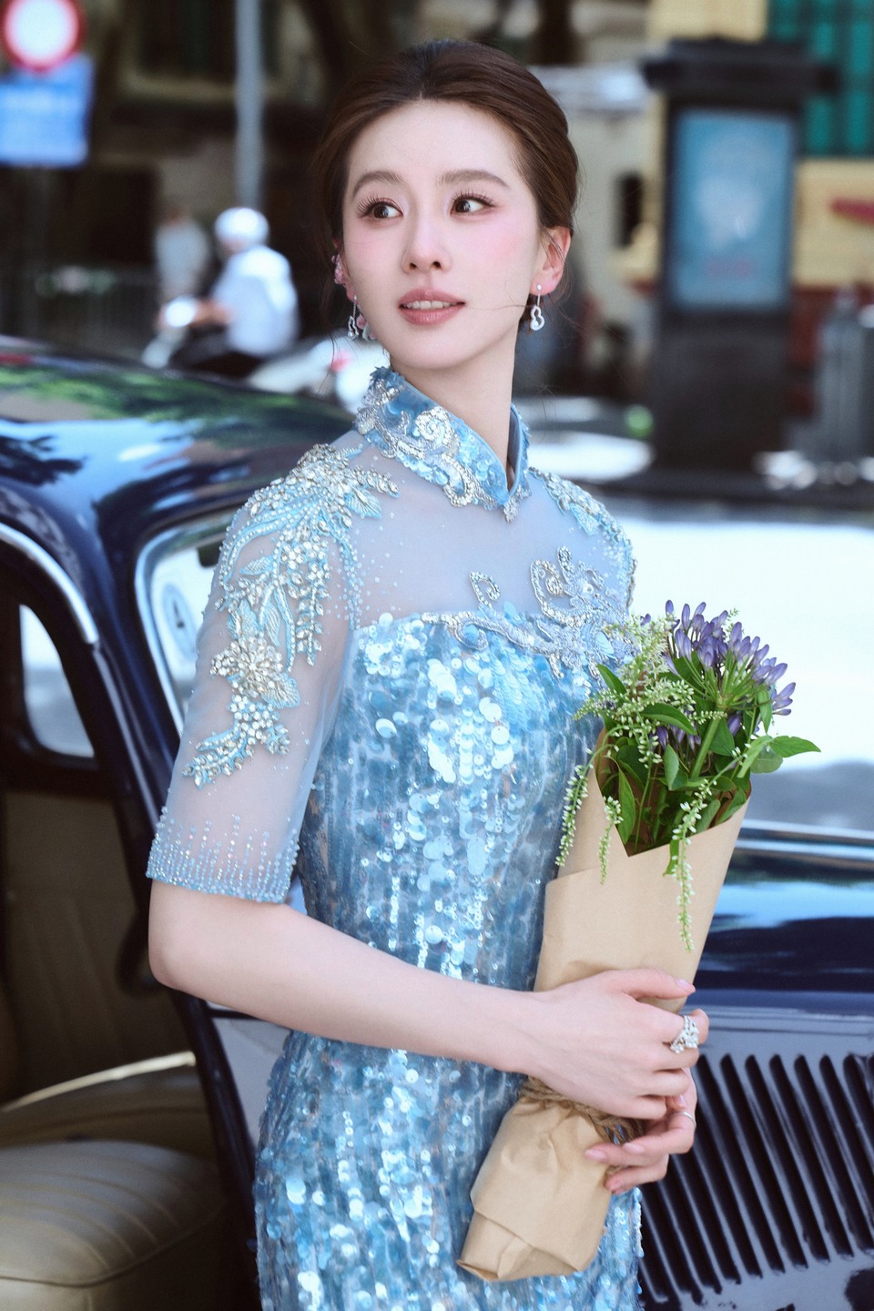 刘诗诗异国水乡衣袂染东方 街巷清光款款落于眉眼