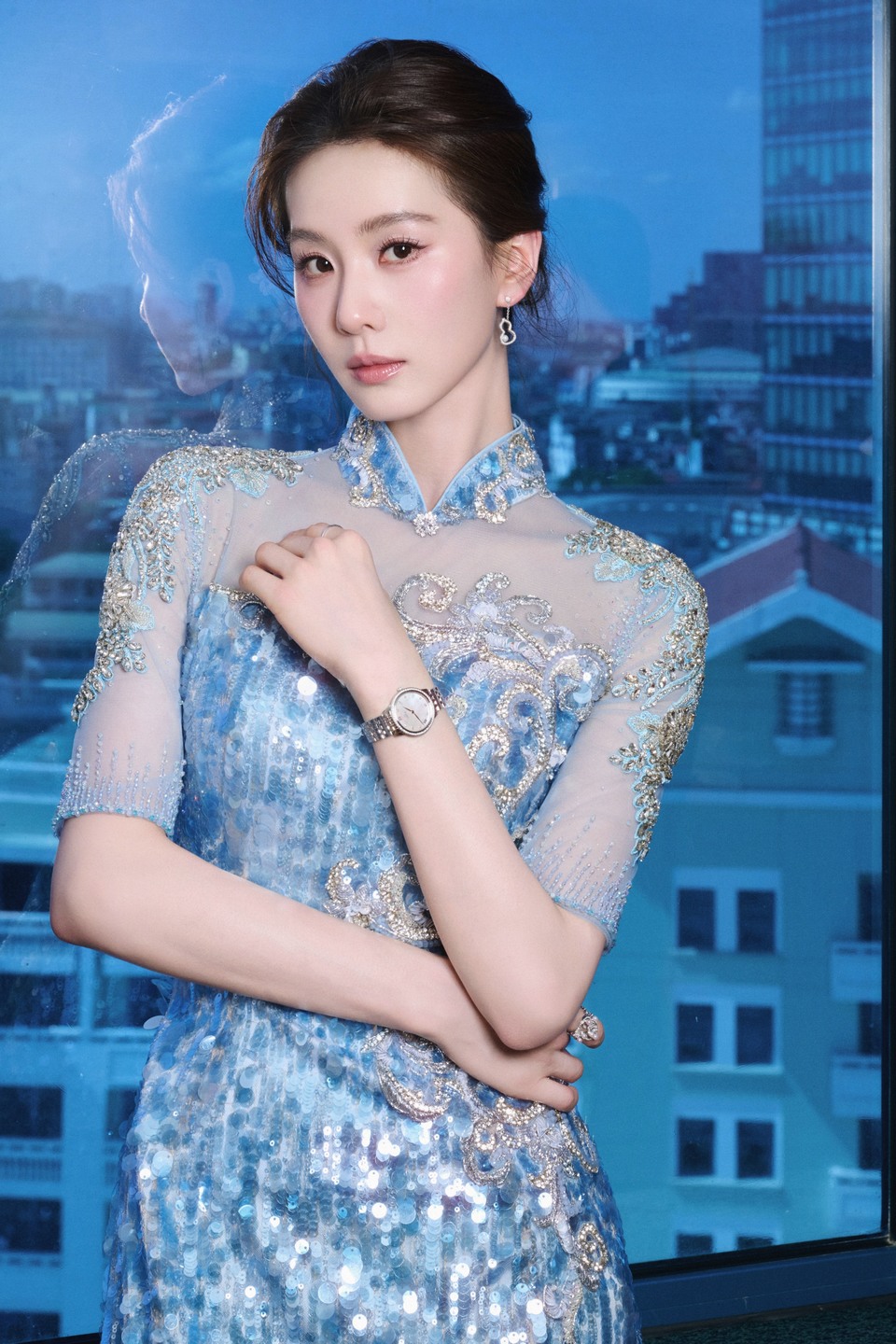 刘诗诗异国水乡衣袂染东方 街巷清光款款落于眉眼