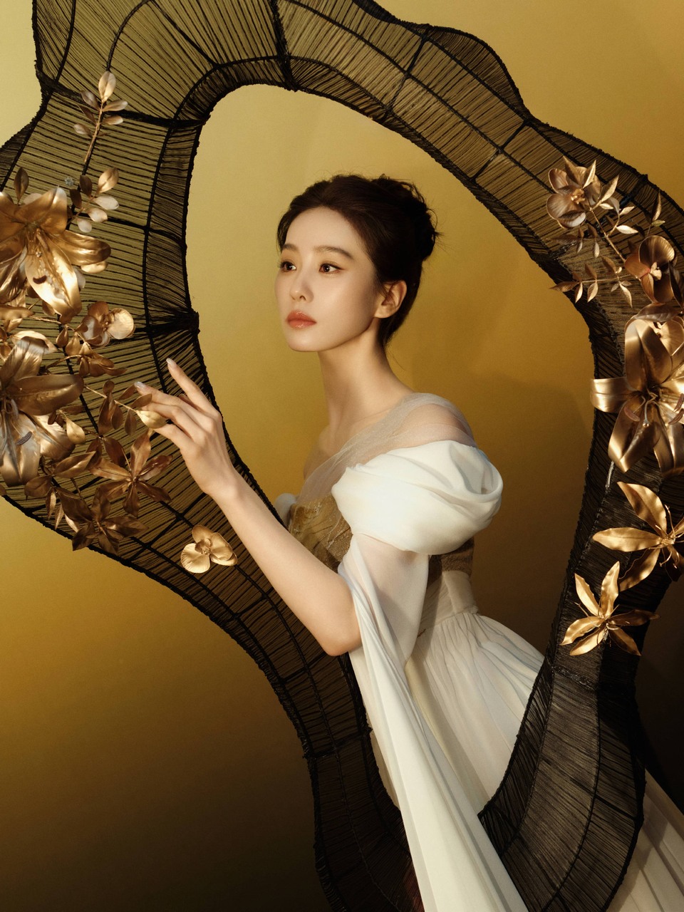 刘诗诗眉目含韵携光开场 清逸朦胧雅韵风骨悠然
