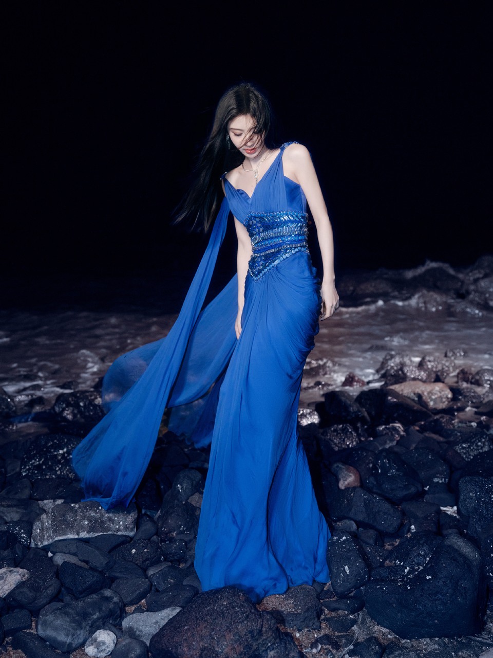 鞠婧祎幽蓝幻雾缀满星河 编织璀璨梦境坠海雾