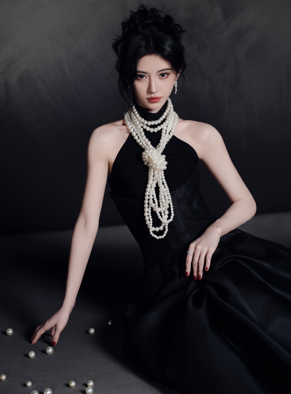 鞠婧祎珠光摇曳点亮暗夜 优雅与神秘交织静待盛放