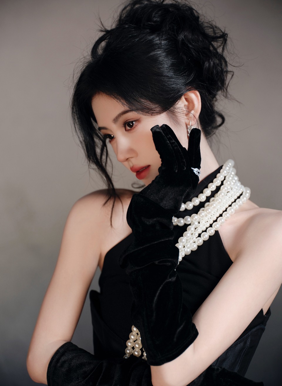 鞠婧祎珠光摇曳点亮暗夜 优雅与神秘交织静待盛放