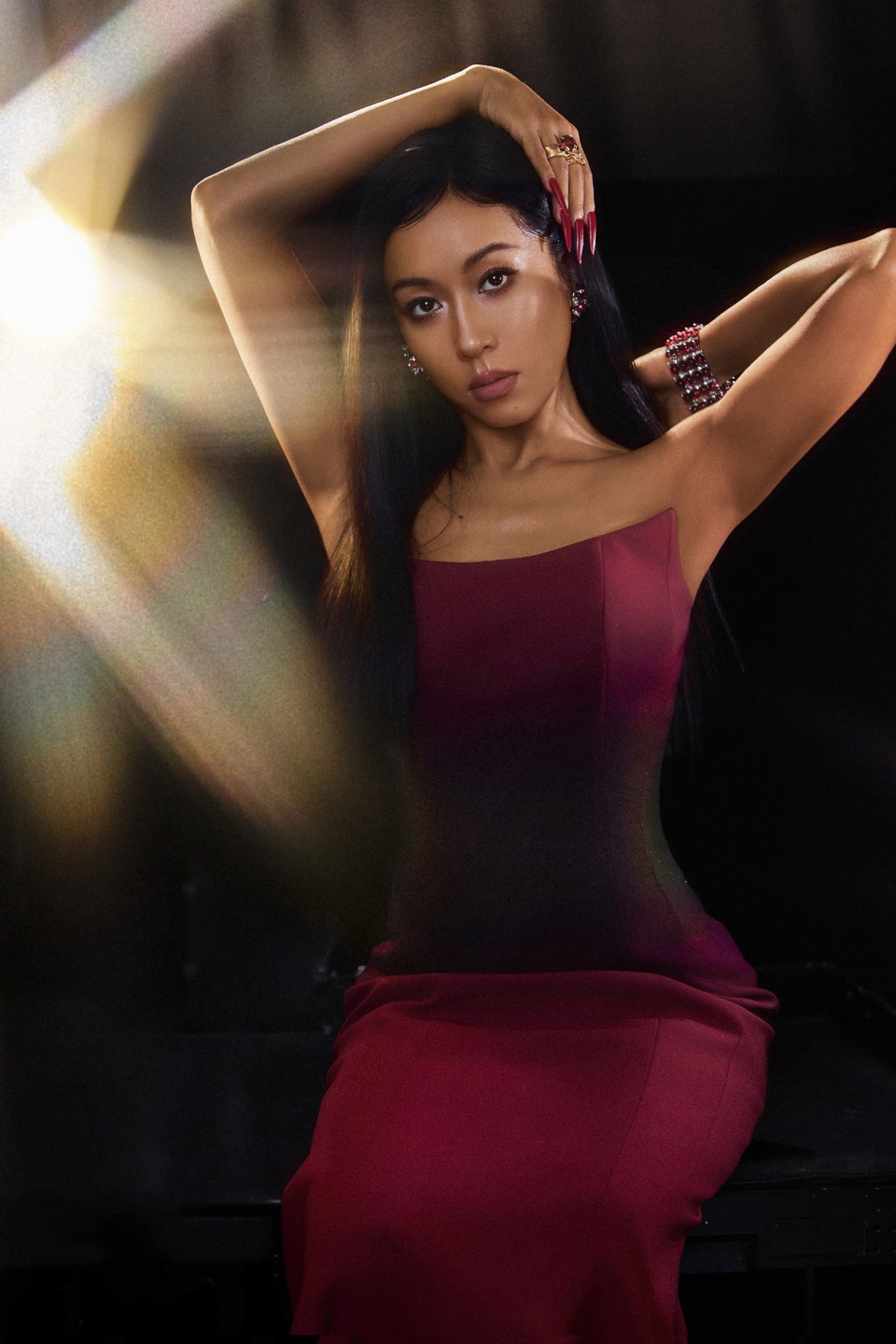吉克隽逸绛色暗涌琉影剪光 活力之夜美得发光