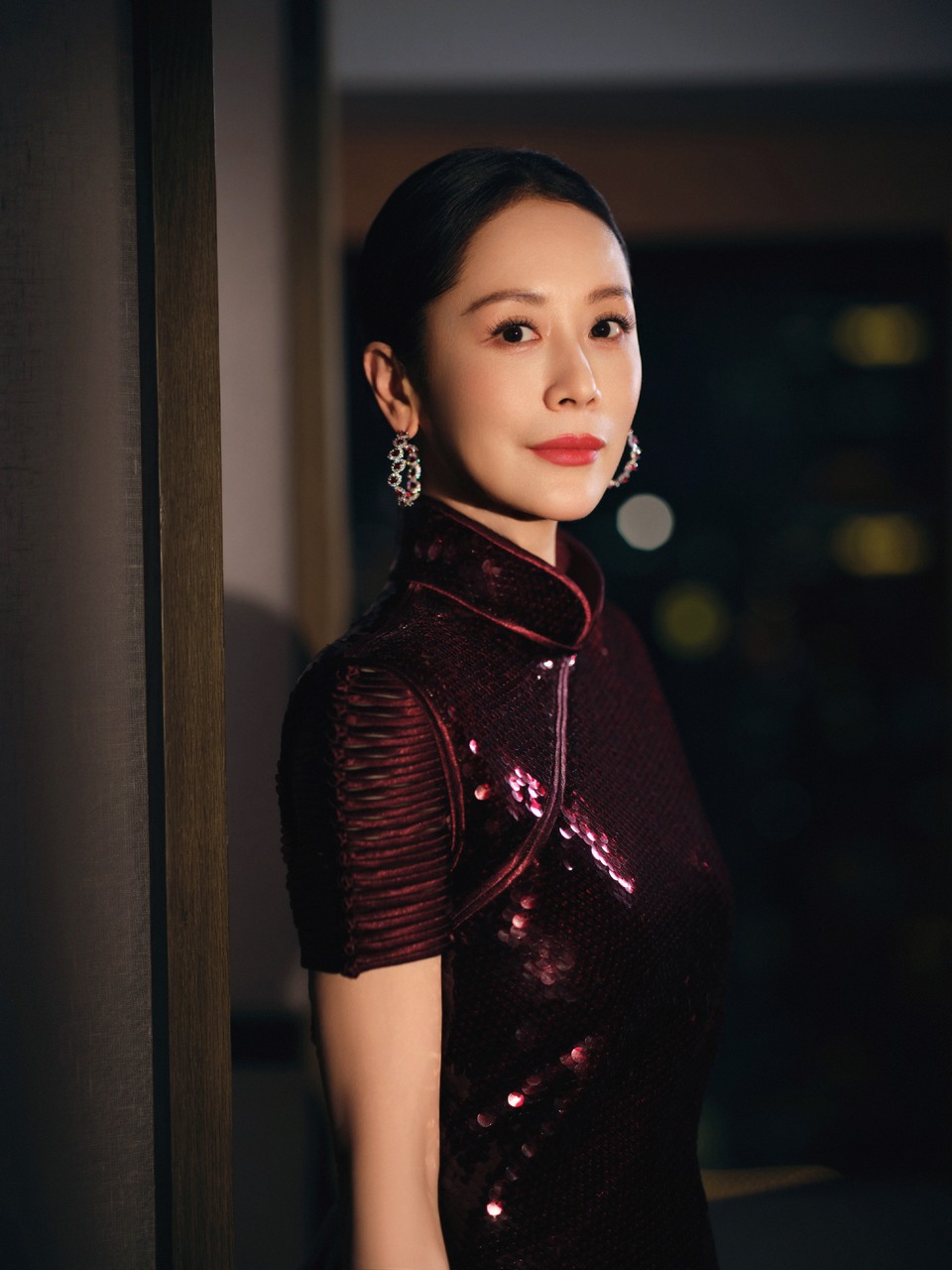 海清深酒红色亮片旗袍式长裙 勾勒出东方风骨  第7张