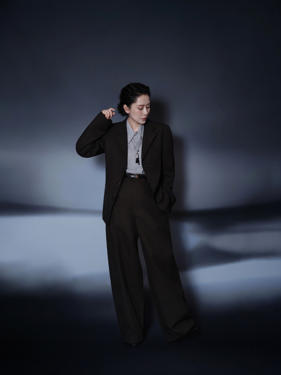 海清墨绿色西装 以极简线条与中性色调书写自信与坚定