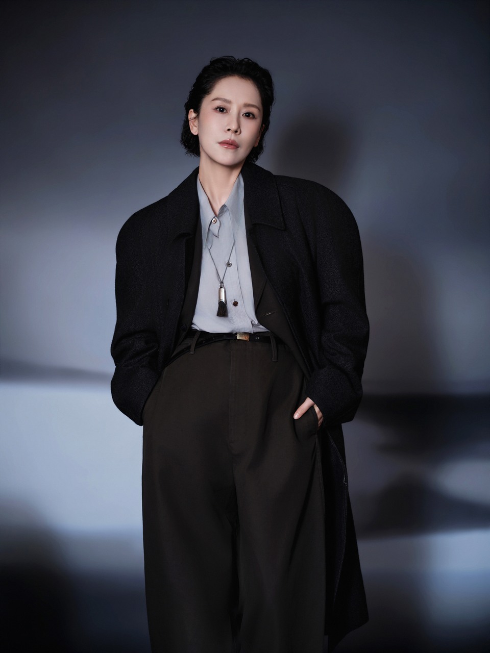 海清墨绿色西装 以极简线条与中性色调书写自信与坚定
