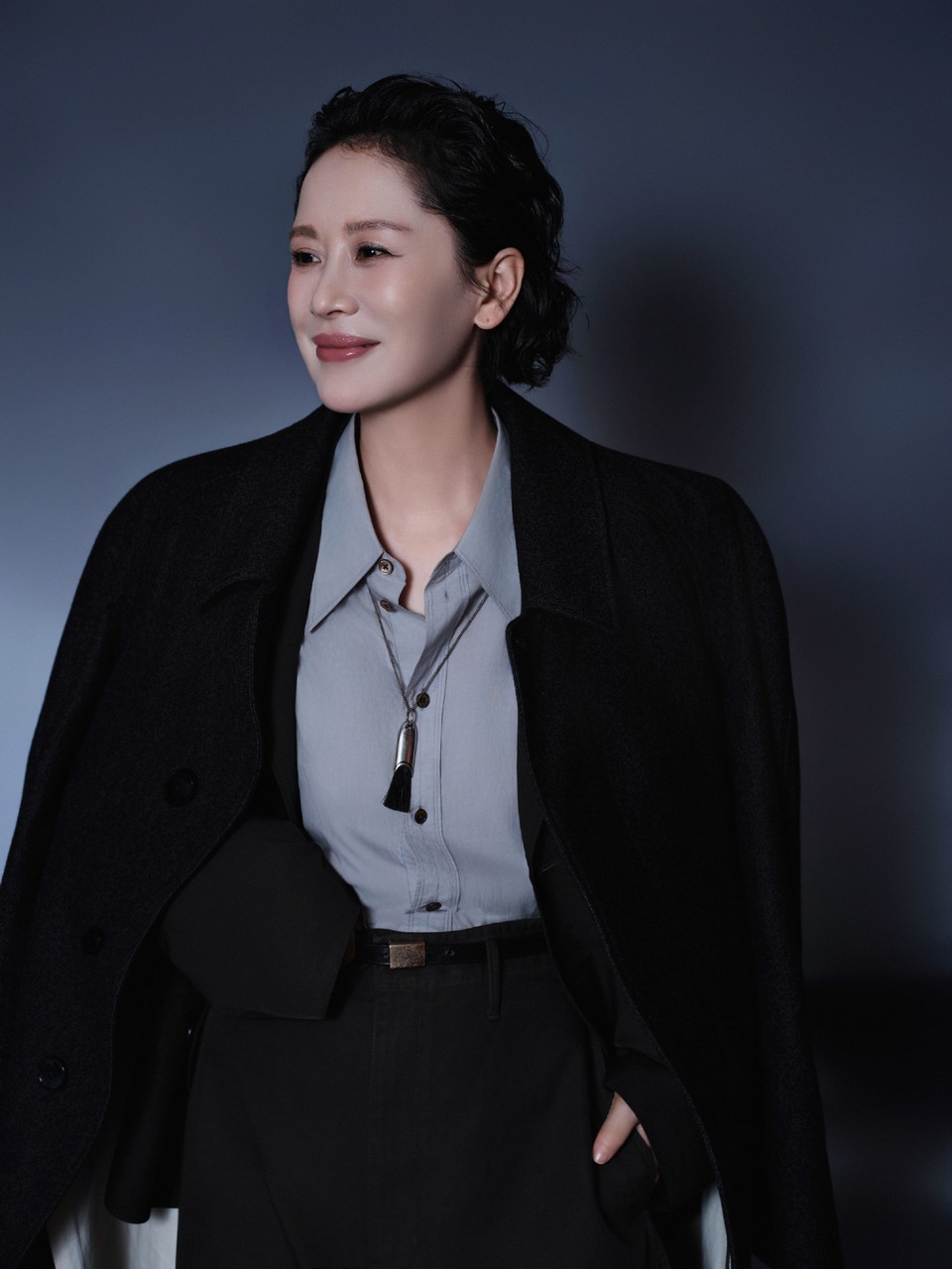 海清墨绿色西装 以极简线条与中性色调书写自信与坚定  第7张