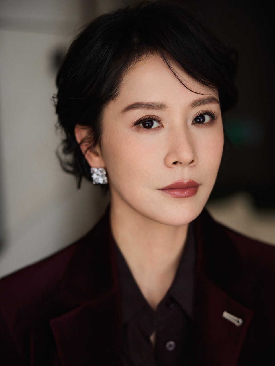 海清酒红丝绒西装随性自在 利落剪裁搭配丝绒质感