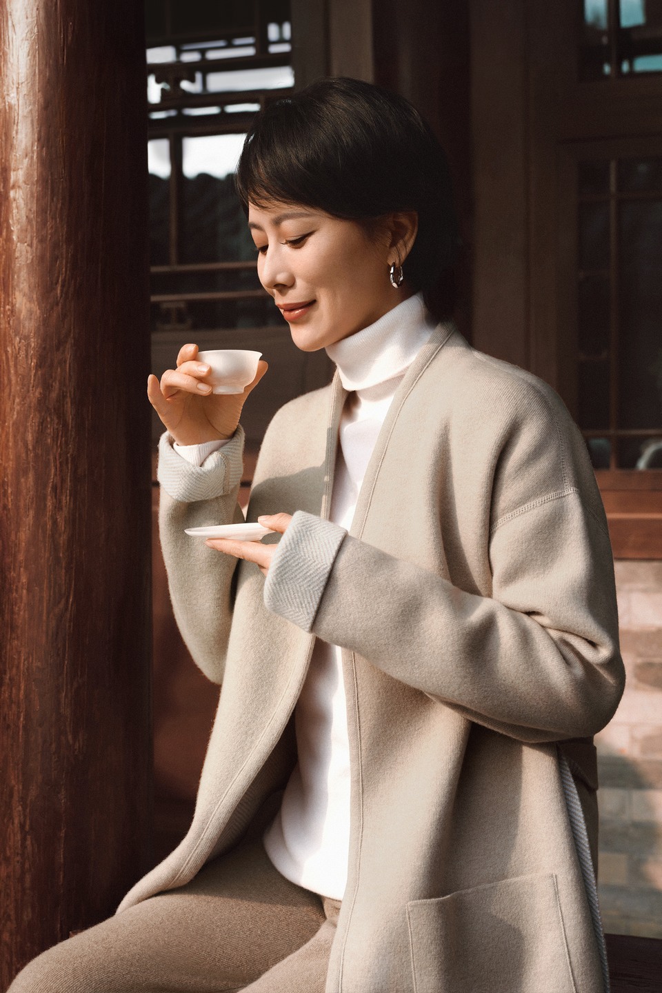海清漫过北京红墙 掠过成熟女性的柔和与雅致