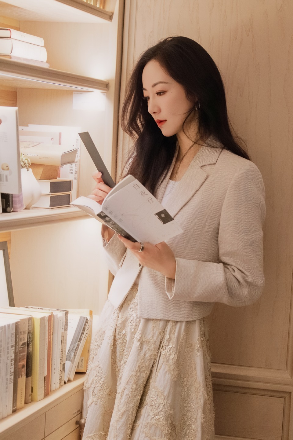 韩雪在温润克制的色调里 找寻自在的生活方式
