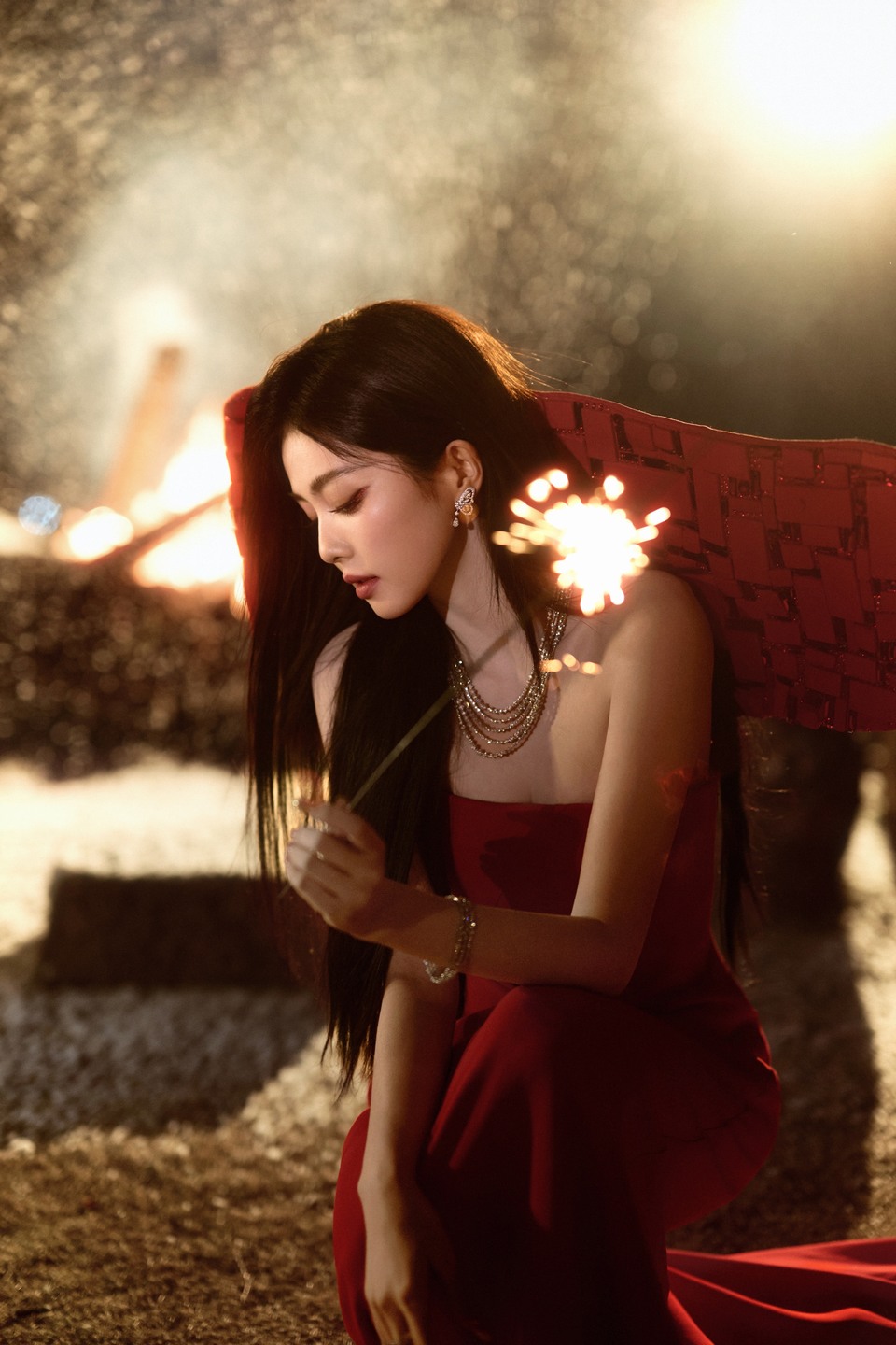 白鹿裙摆拂过旧岁焰火点燃新程 一路有光有花开