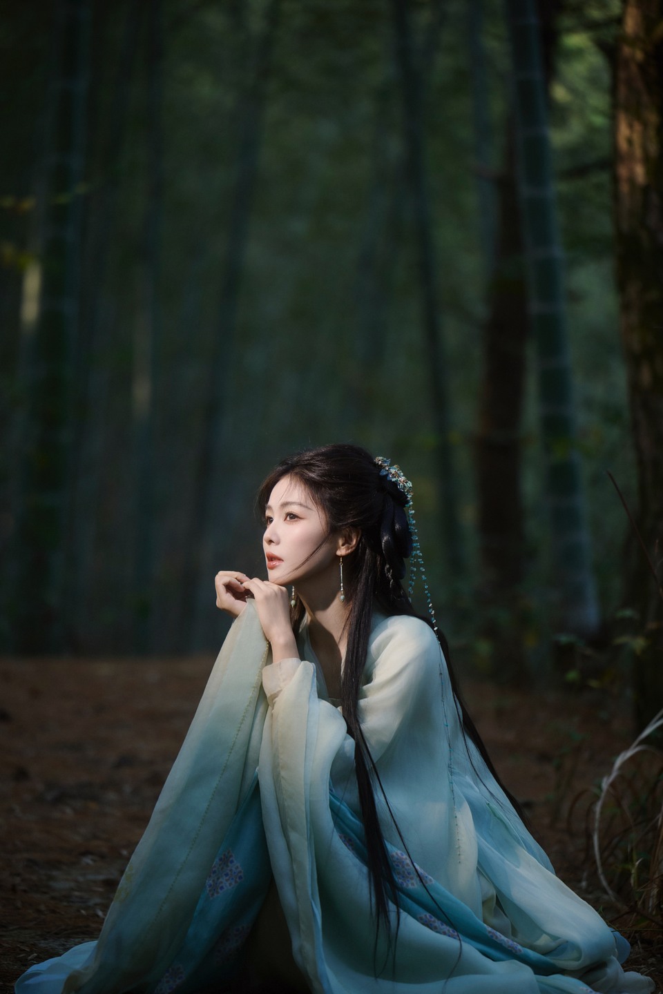 白鹿竹影摇曳恰似故人回眸 花月不曾远去与尔同歌