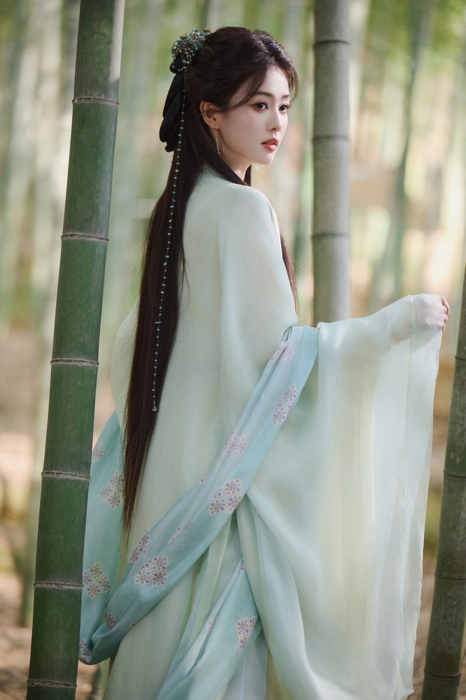 白鹿竹影摇曳恰似故人回眸 花月不曾远去与尔同歌