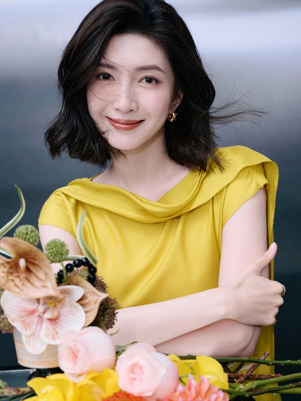 江疏影裙摆摇曳繁花簇拥 万物明媚满身花香