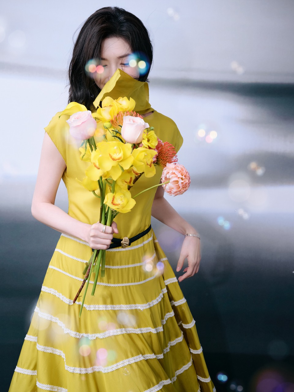 江疏影裙摆摇曳繁花簇拥 万物明媚满身花香