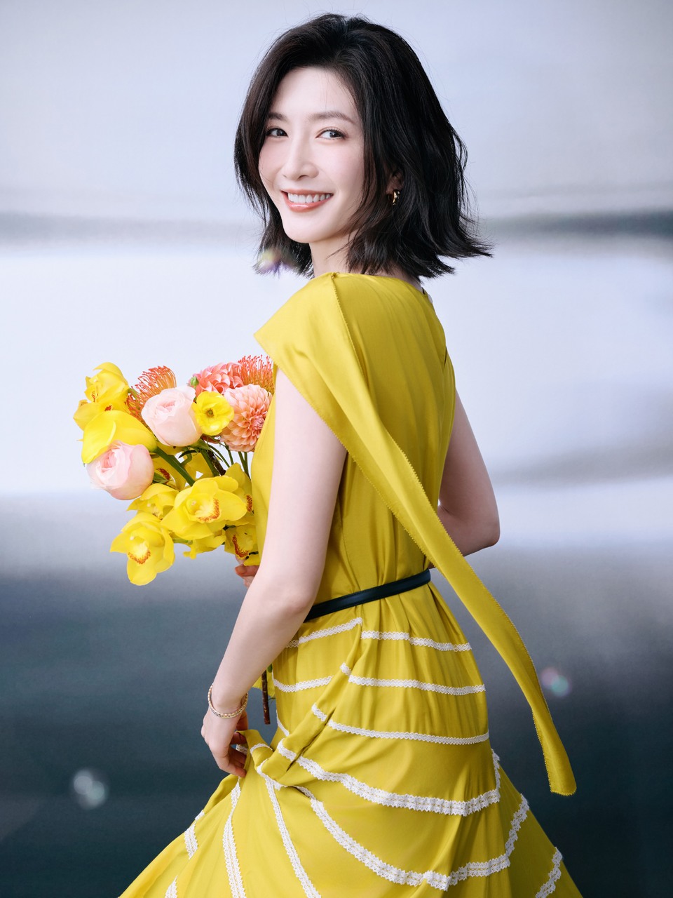 江疏影裙摆摇曳繁花簇拥 万物明媚满身花香