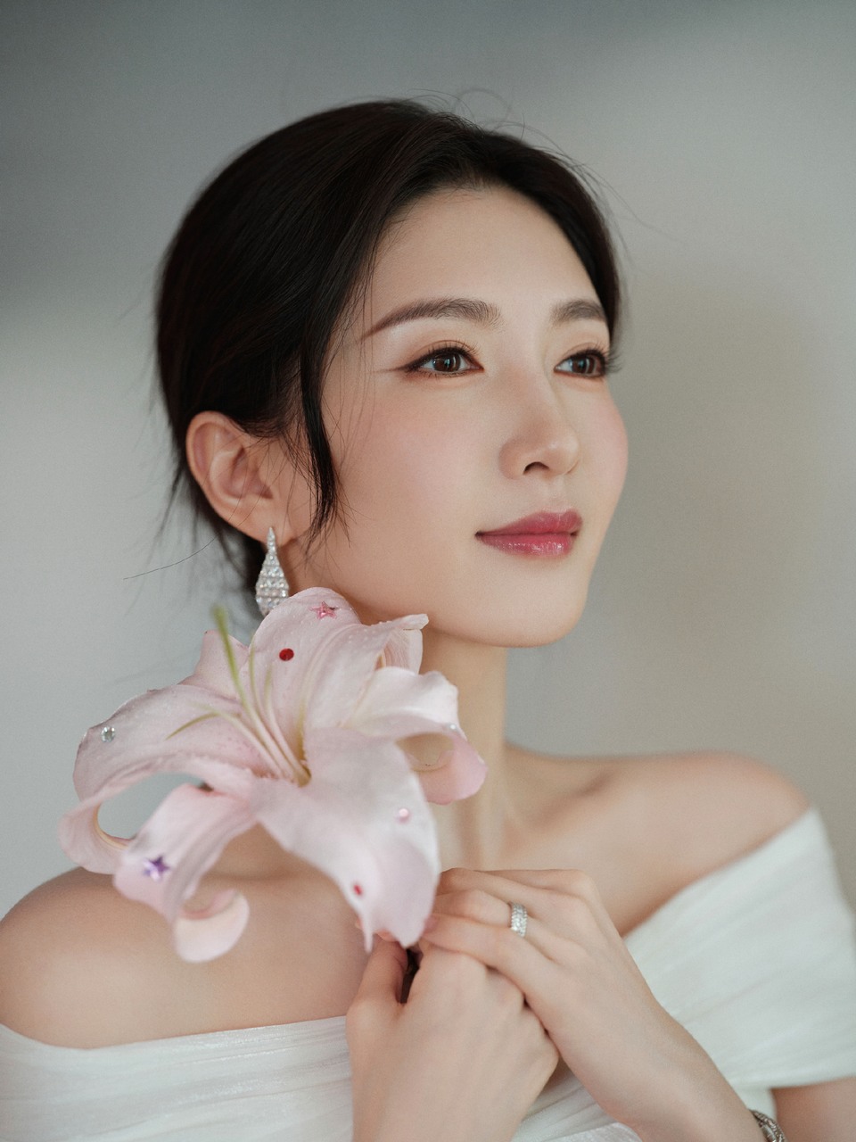 江疏影循自然本真 诠释无需雕琢的自信光芒