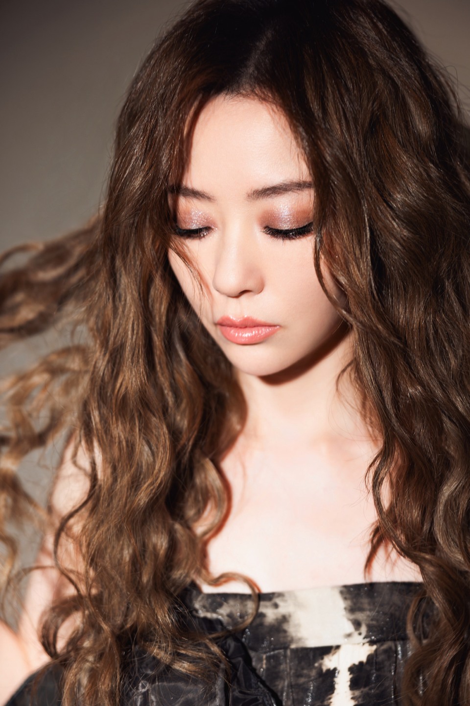 张靓颖在裙摆褶皱里谱写流动的音律 如画卷般徐徐铺开